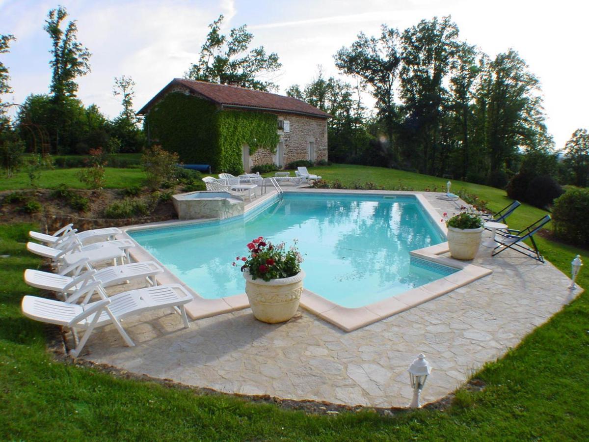 Gîte 4 personnes situé aux portes du Périgord Saint-Adjutory Extérieur photo