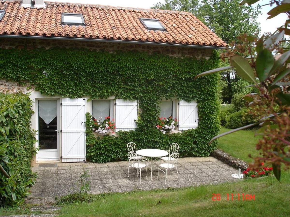 Gîte 4 personnes situé aux portes du Périgord Saint-Adjutory Extérieur photo